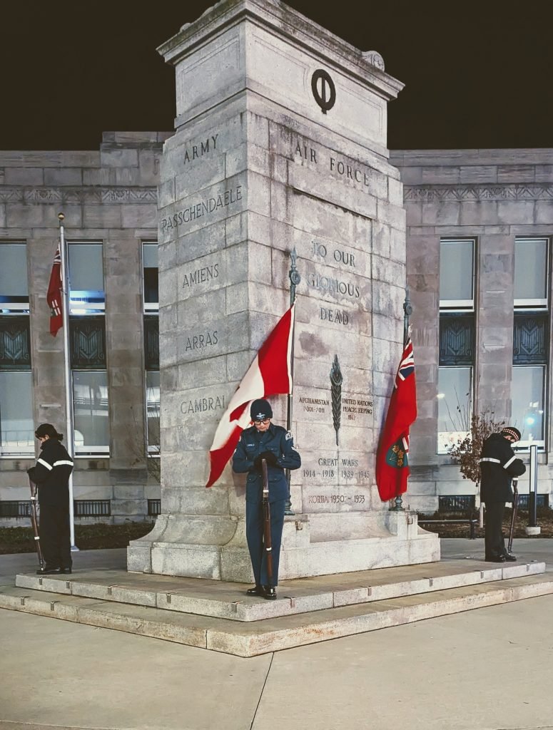 Cadet de l’Air montant la garde au cénotaphe de Kitchener