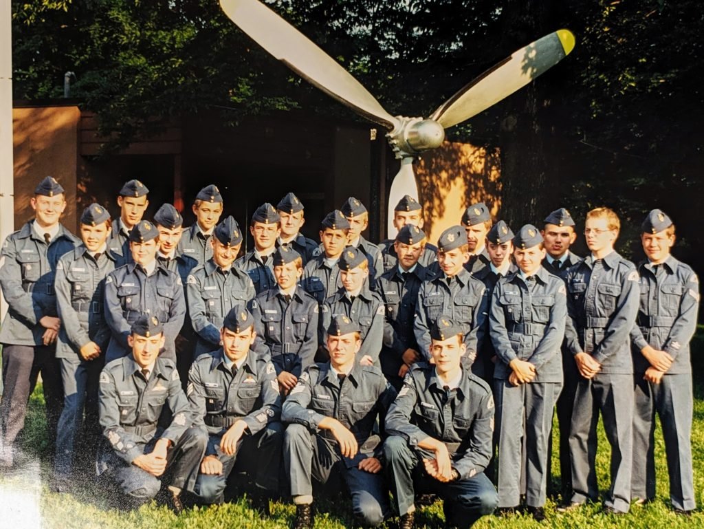 Cadets de l’Escadron 80 K-W Spitfire réunis sous une hélice d’avion